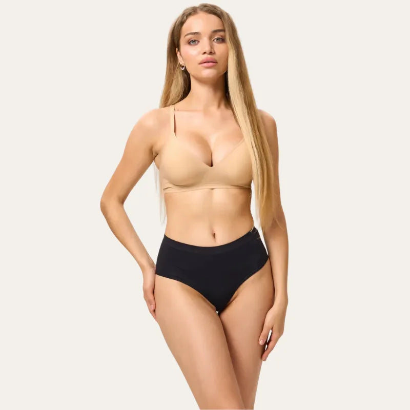 Bralette Sublime Le Liss caramelo sem aros vista frontal em modelo com cueca preta