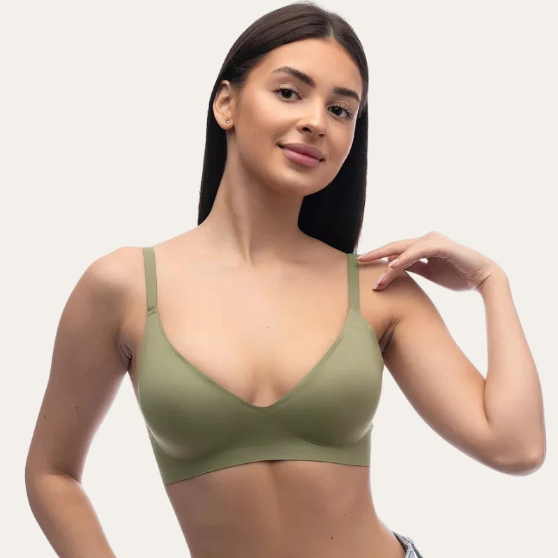 Modelo a usar o bralette verde oliva Le Liss sem aro, com encaixe natural e toque macio que realça a silhueta.