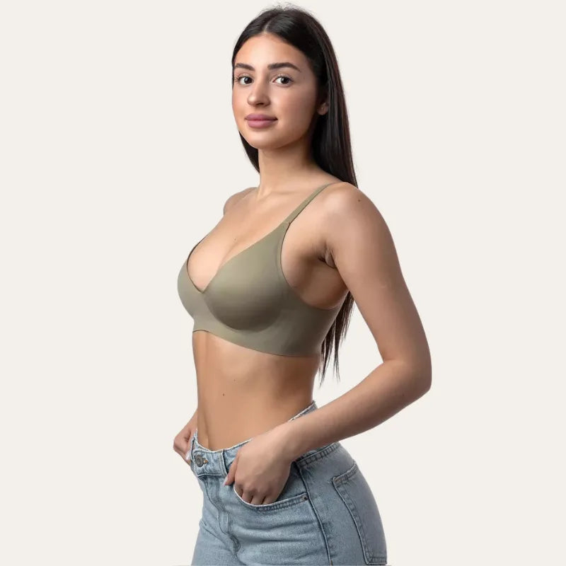 Bralette Sublime Le Liss verde oliva sem aros vista lateral em modelo com calças de ganga
