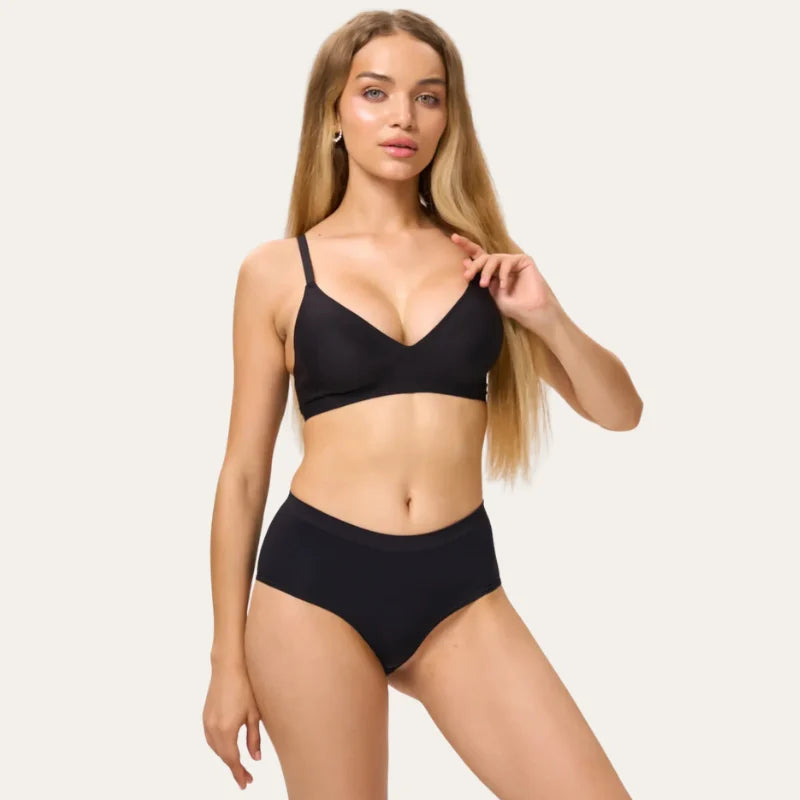 Bralette Sublime Le Liss preto sem aros vista frontal em modelo com conjunto preto