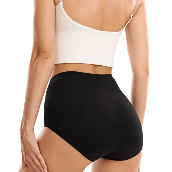 Vista angular da cueca de algodão preta cintura média com cobertura completa e corte clássico.