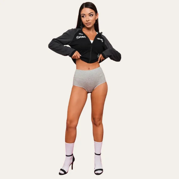 Modelo em corpo inteiro vestindo cuecas Pure cinza de cintura subida com casaco preto crop