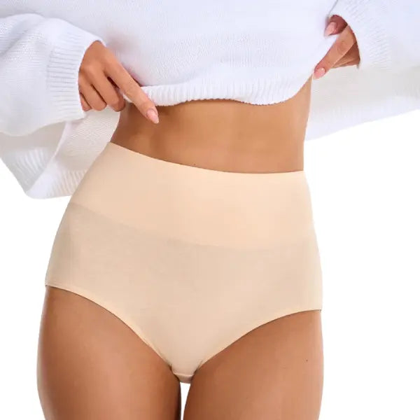 Modelo a usar cueca de algodão bege cintura média com cós largo e elástico suave