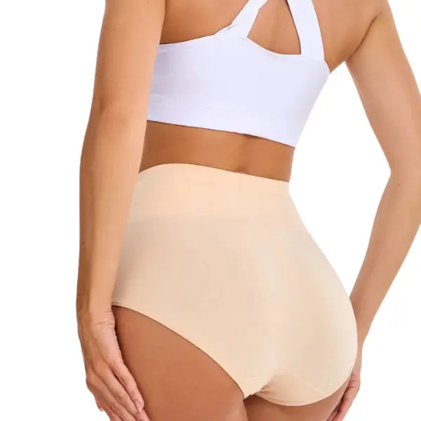 Vista lateral da cueca de algodão bege cintura média com cobertura completa e corte clássico