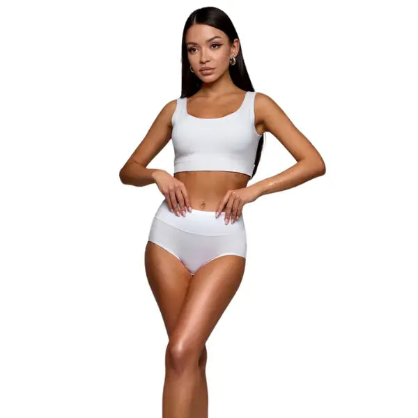 Modelo a usar cueca de algodão branca cintura média com top branco
