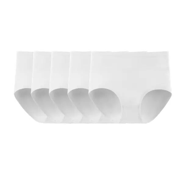 Cueca de algodão branca cintura média vista de frente sobre fundo branco.