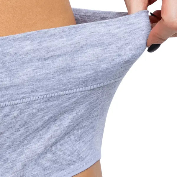 Close do tecido elástico da cueca de algodão cinza cintura média, destacando a flexibilidade