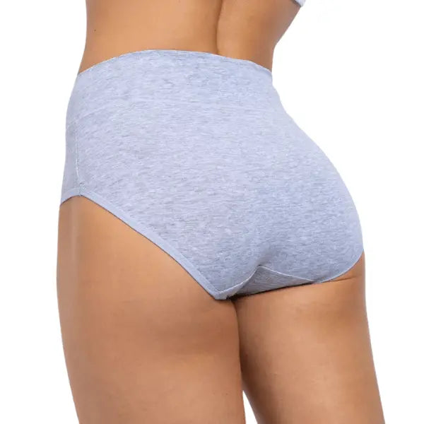 Vista lateral da cueca de algodão cinza cintura média, com cobertura completa e ajuste suave.
