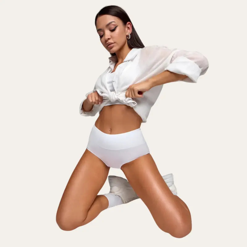 Modelo a usar cueca branca de cintura média – Cuecas Pure Brancas Le Liss