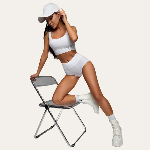 Modelo a usar cueca branca Pure Le Liss de algodão com cintura média e corte anatómico confortável.