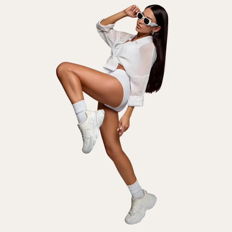 Modelo em movimento com Cuecas Pure Palum em Branco, cintura média e corte liso, com camisa branca e óculos de sol