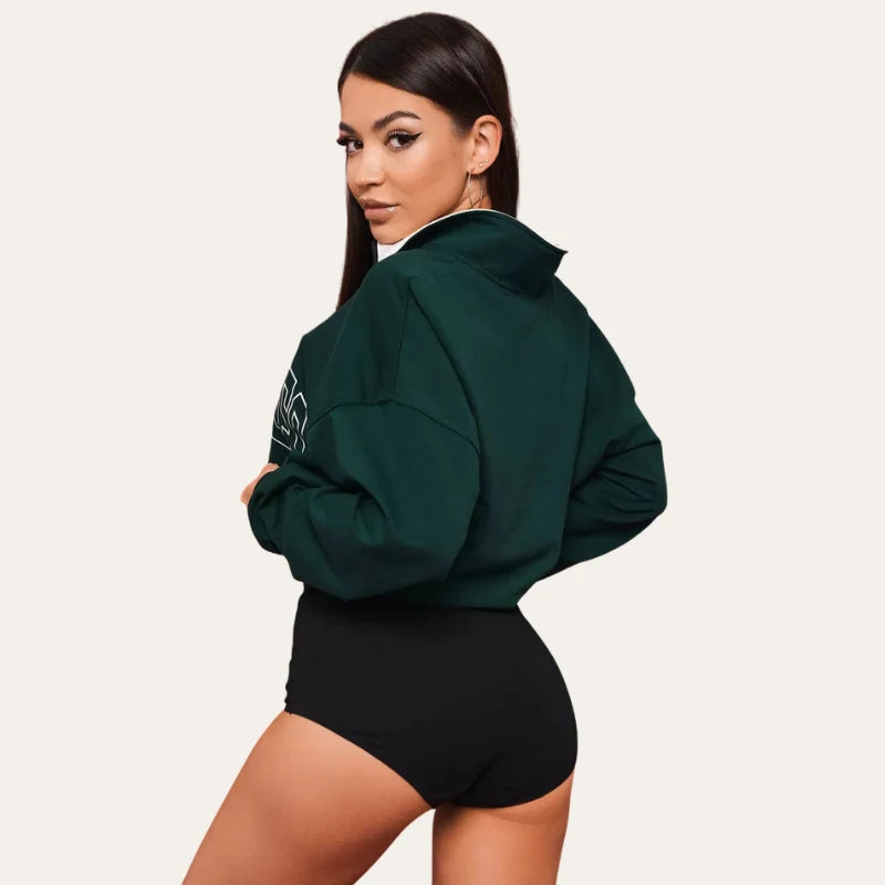 Vista de costas com Cuecas Pure Palum em Preto, cintura média, com sweatshirt verde