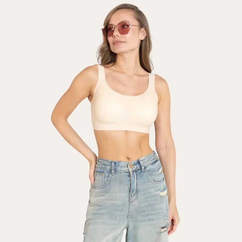 Soutien Aura Bege combinado com jeans, design minimalista e suporte uniforme