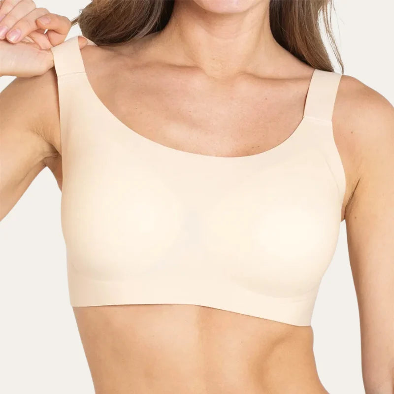 Soutien Aura Bege vestido por modelo com jeans, ajuste natural e cobertura alta do busto