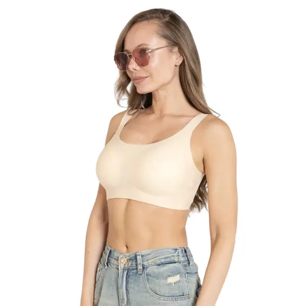 Modelo a usar soutien sem aro bege Aura com conforto e sustentação natural.