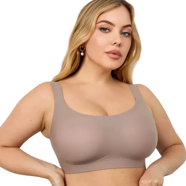 Modelo a usar soutien sem aro Aura nude com copas moldadas e sustentação suave.