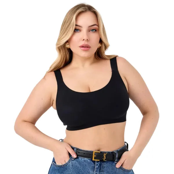 Modelo a usar soutienAura preto com alças largas e suporte natural.