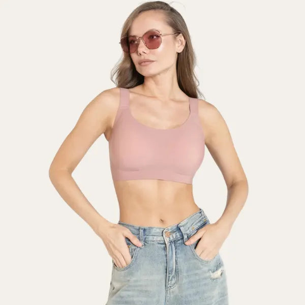 Modelo de frente com Soutien Aura Palum em Rosé, alças largas e cobertura alta, com calças de ganga e óculos de sol