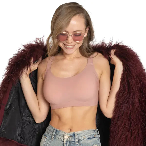 Modelo a usar soutien sem aro rosê Aura em look casual com casaco e calças de ganga