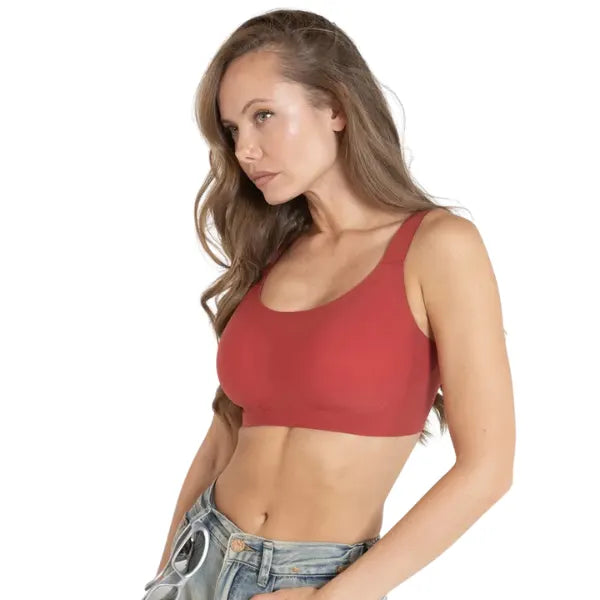 Modelo a usar soutien sem aro vermelho Aura com design sem costuras.