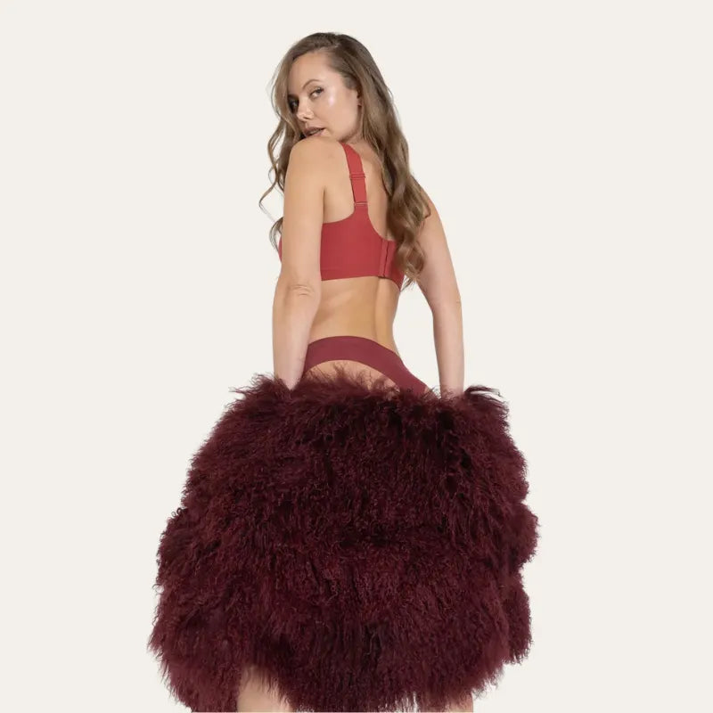 Soutien Aura Vermelho Le Liss sem aro, vista posterior na modelo com fecho traseiro e alças ajustáveis