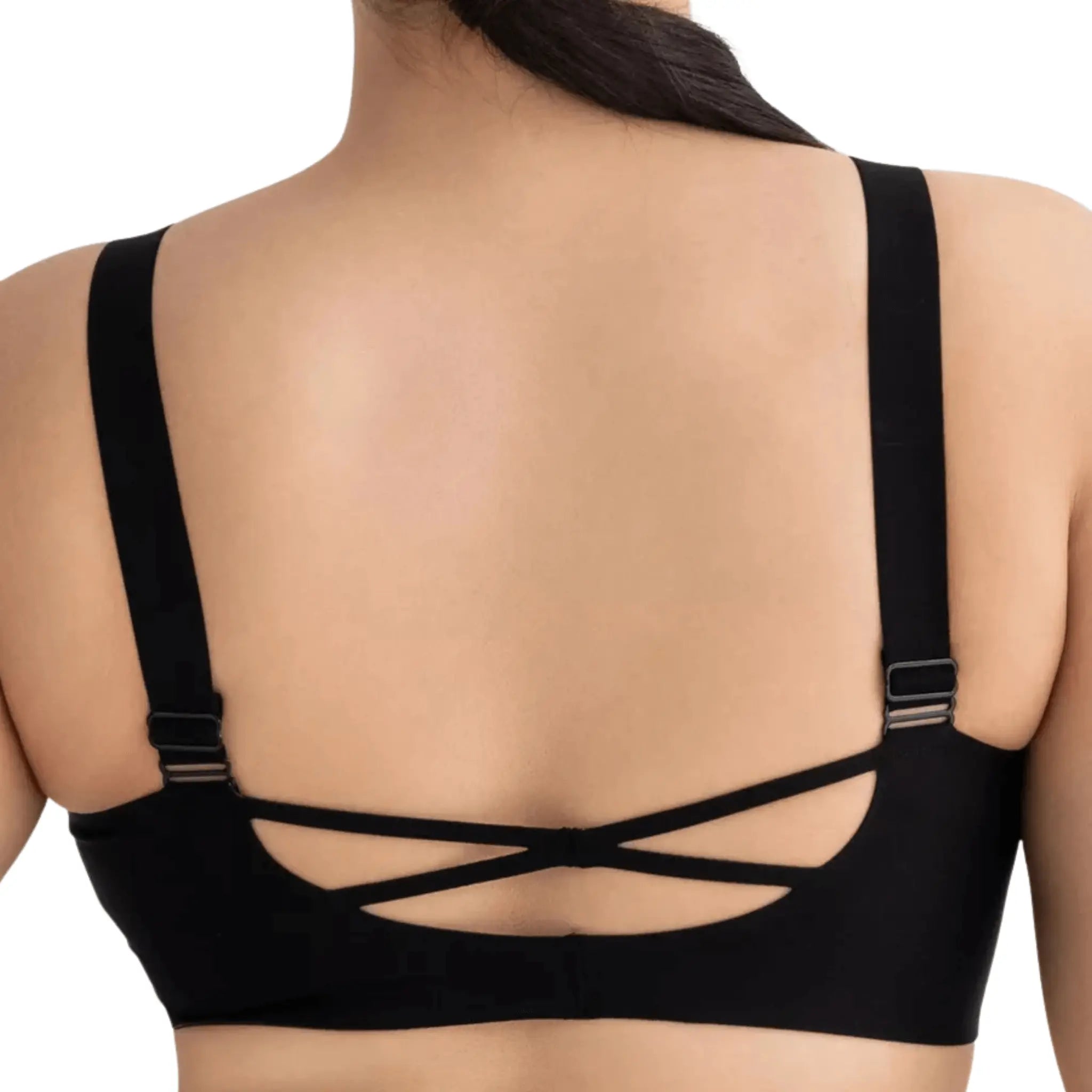 Close-up das costas de uma mulher usando soutien preto Comfort Sem Aro, destacando as alças ajustáveis e o design de tiras cruzadas.