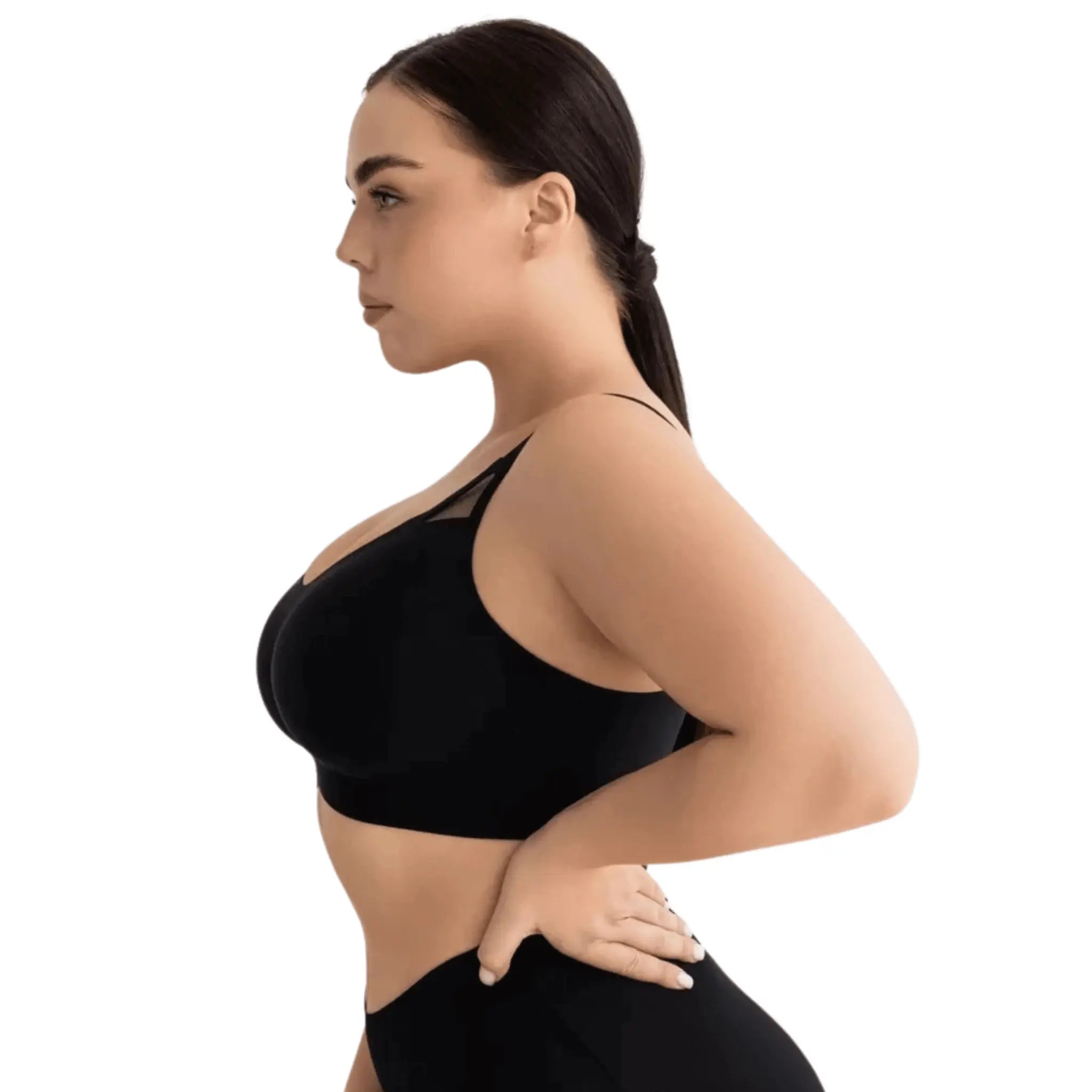 Modelo de perfil, vista lateralmente, usando soutien preto Comfort Sem Aro e calcinha de cintura alta, com a mão na cintura.