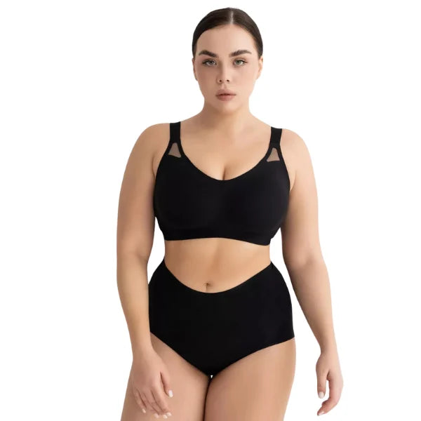 Modelo a usar conjunto preto Le Liss com soutien sem aro CrossLift e cueca de cintura alta coordenada.