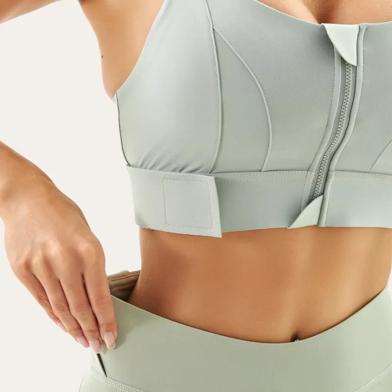 Detalhe do fecho frontal com fecho éclair do soutien desportivo Alba branco gelo – Le Liss