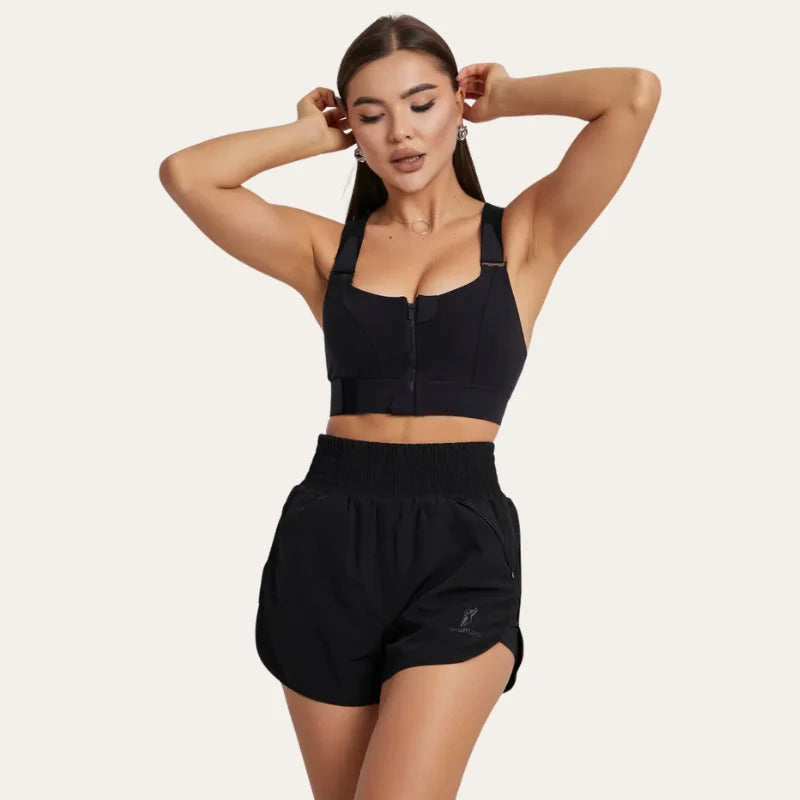 Modelo usando o soutien desportivo Alba preto com fecho frontal e alças largas – Le Liss