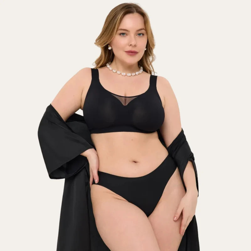 Soutien Nabel Le Liss preto sem aros em modelo plus size com conjunto preto e kimono