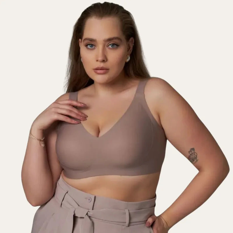 Modelo plus size a usar o soutien Firm nude Le Liss, com estrutura sem aro e design de suporte elevado.