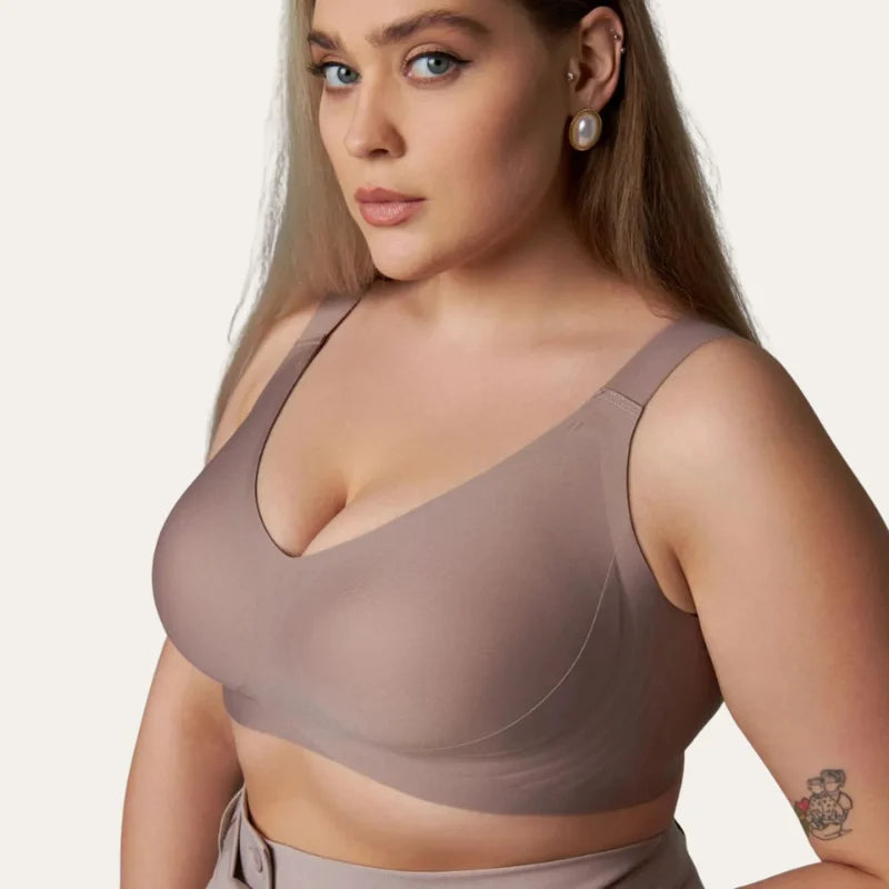 Modelo a usar o soutien Firm nude Le Liss, mostrando o ajuste anatómico, a lateral larga e suavidade do tecido sem costuras.