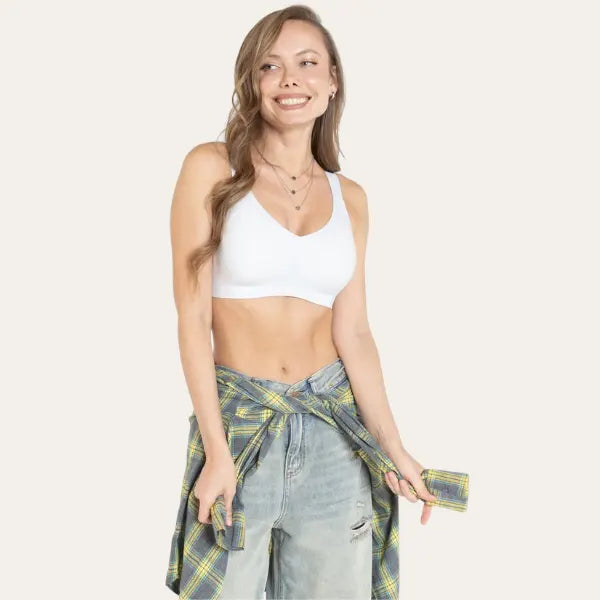 Soutien Grace Palum branco sem aros copa ampla design minimalista vista frontal em modelo com look casual