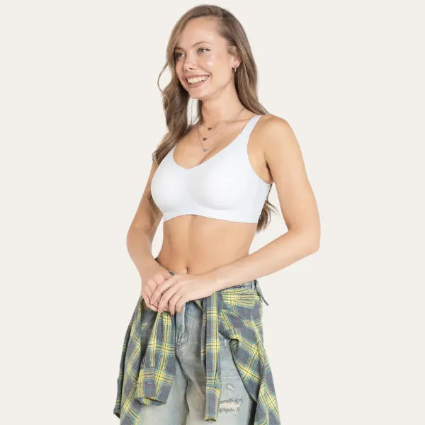 Soutien Grace Palum branco sem aros alças e laterais largas copa ampla vista lateral em modelo com look casual