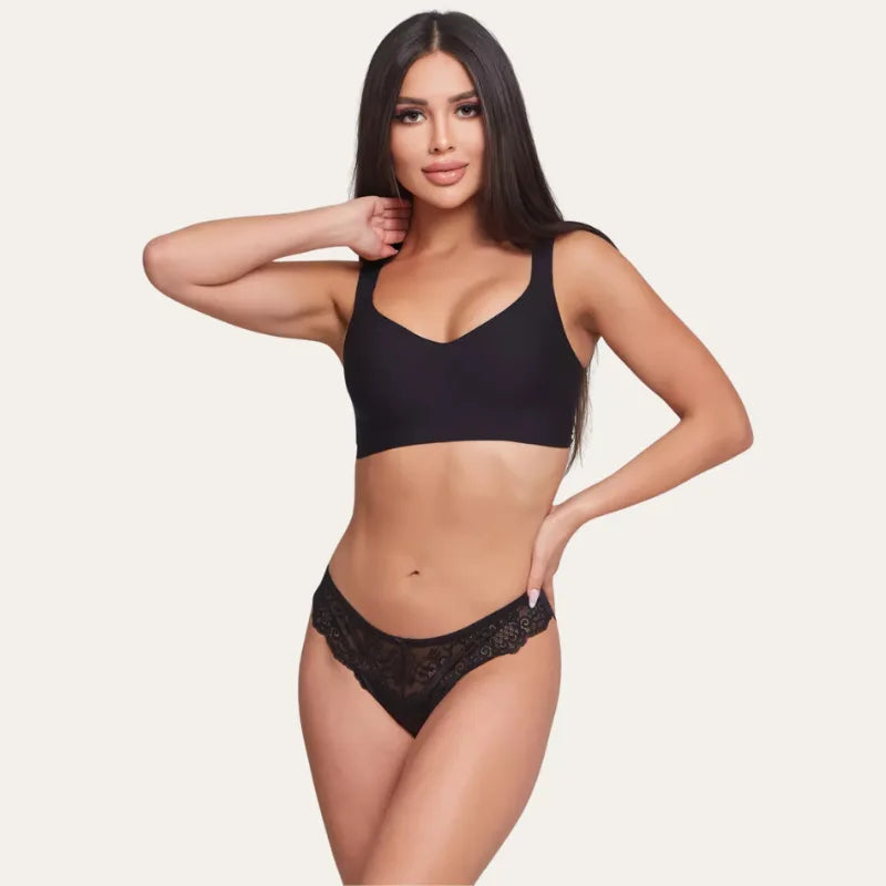 Modelo a usar o soutien Grace preto Le Liss com cueca de renda, conjunto elegante e confortável para o dia a dia.