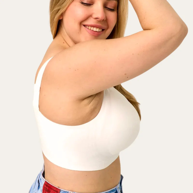 Soutien Nabel Le Liss branco sem aros vista lateral larga em modelo plus size com calças de ganga