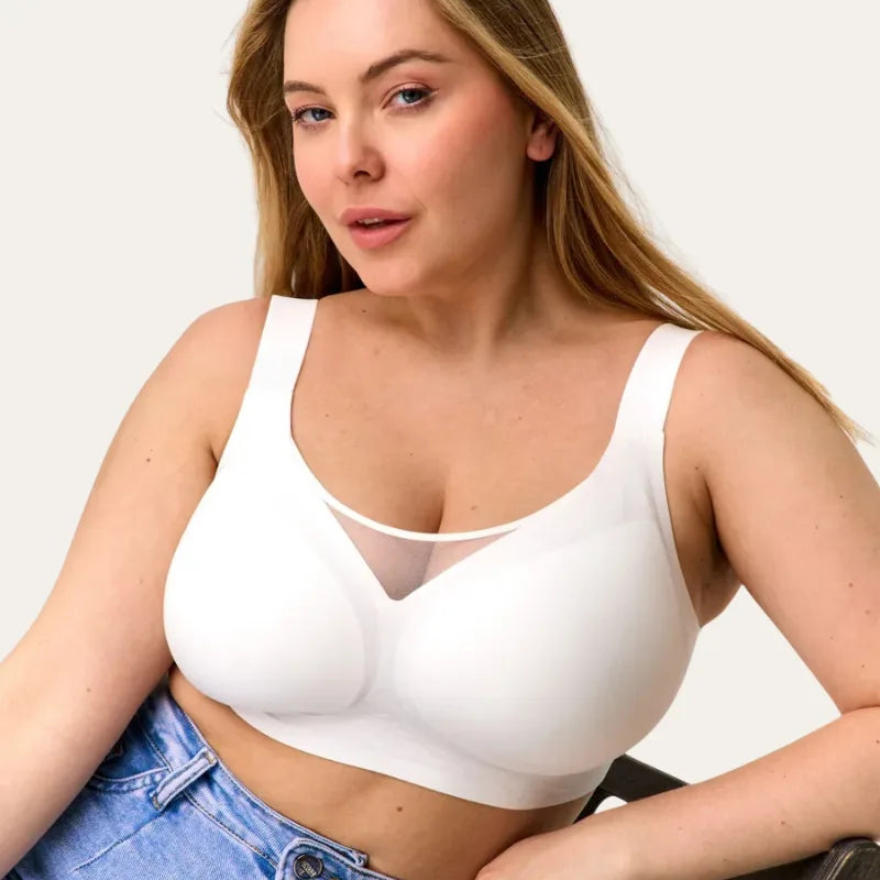 Soutien Nabel Le Liss branco sem aros vista frontal com insert em tule em modelo plus size com calça de ganga