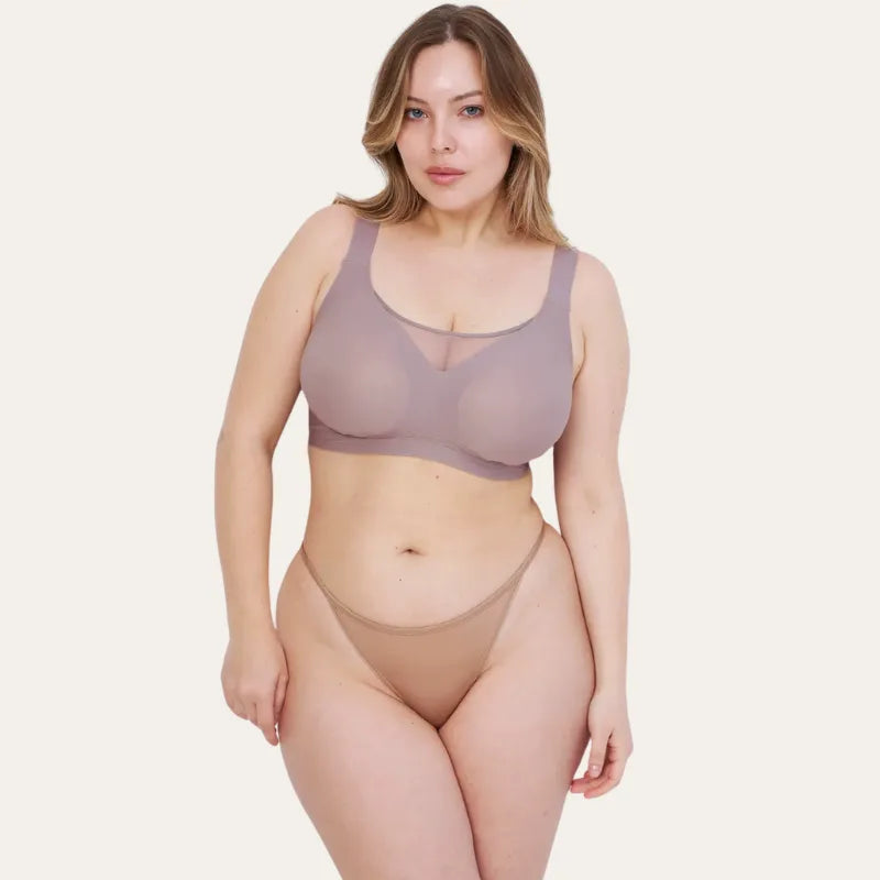 Soutien Nabel Le Liss nude sem aros vista frontal em modelo plus size com conjunto nude