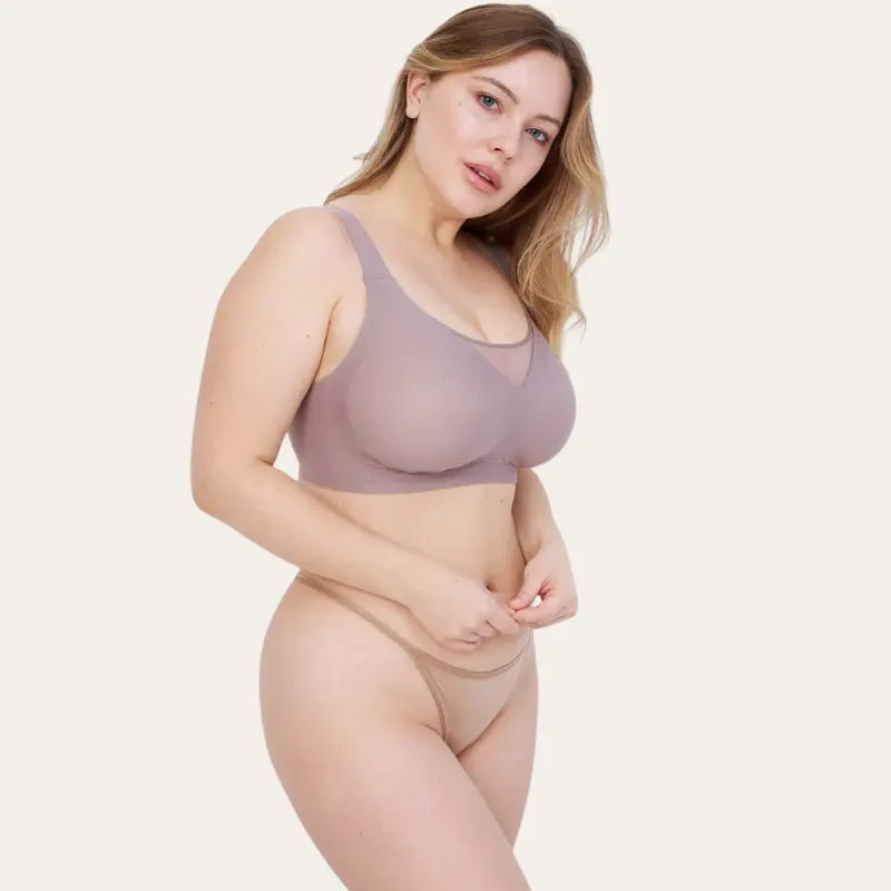 Soutien Nabel Le Liss nude sem aros vista lateral em modelo plus size com conjunto nude