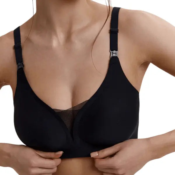Close do soutien preto para amamentar sem aro com detalhe em tule entre os bojos.