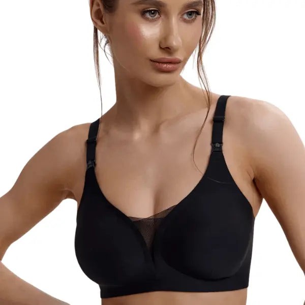 Modelo em pose angular a usar soutien preto para amamentar sem aro com decote em V e tule no centro.