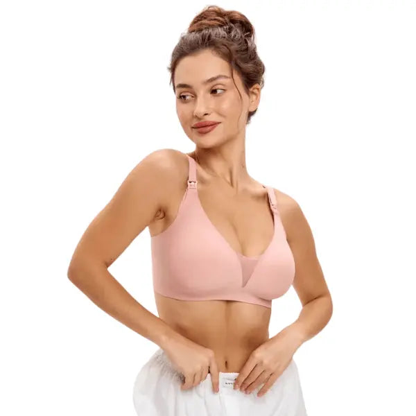 Modelo a usar soutien rosé para amamentar sem aro, com decote em V e alças ajustáveis.