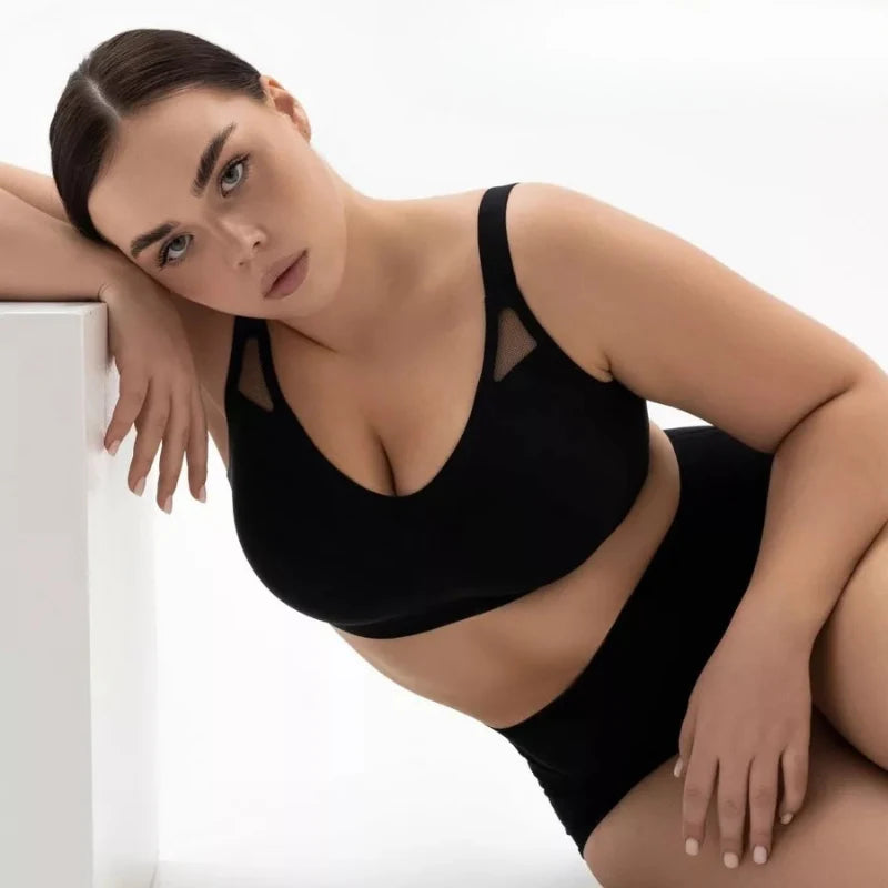 Soutien Pilier Le Liss preto sem aros em modelo plus size com conjunto preto em pose reclinada