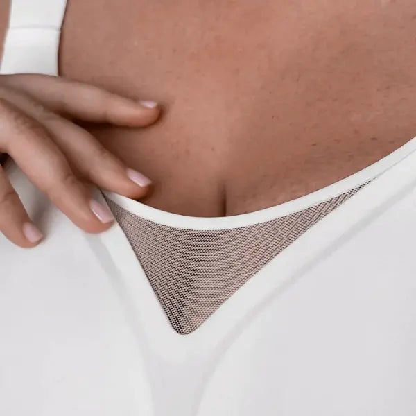 Close-up do decote em tule triangular do soutien branco