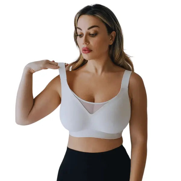 Modelo a usar soutien redutor branco plus sem aro com detalhe em tule no decote em V.