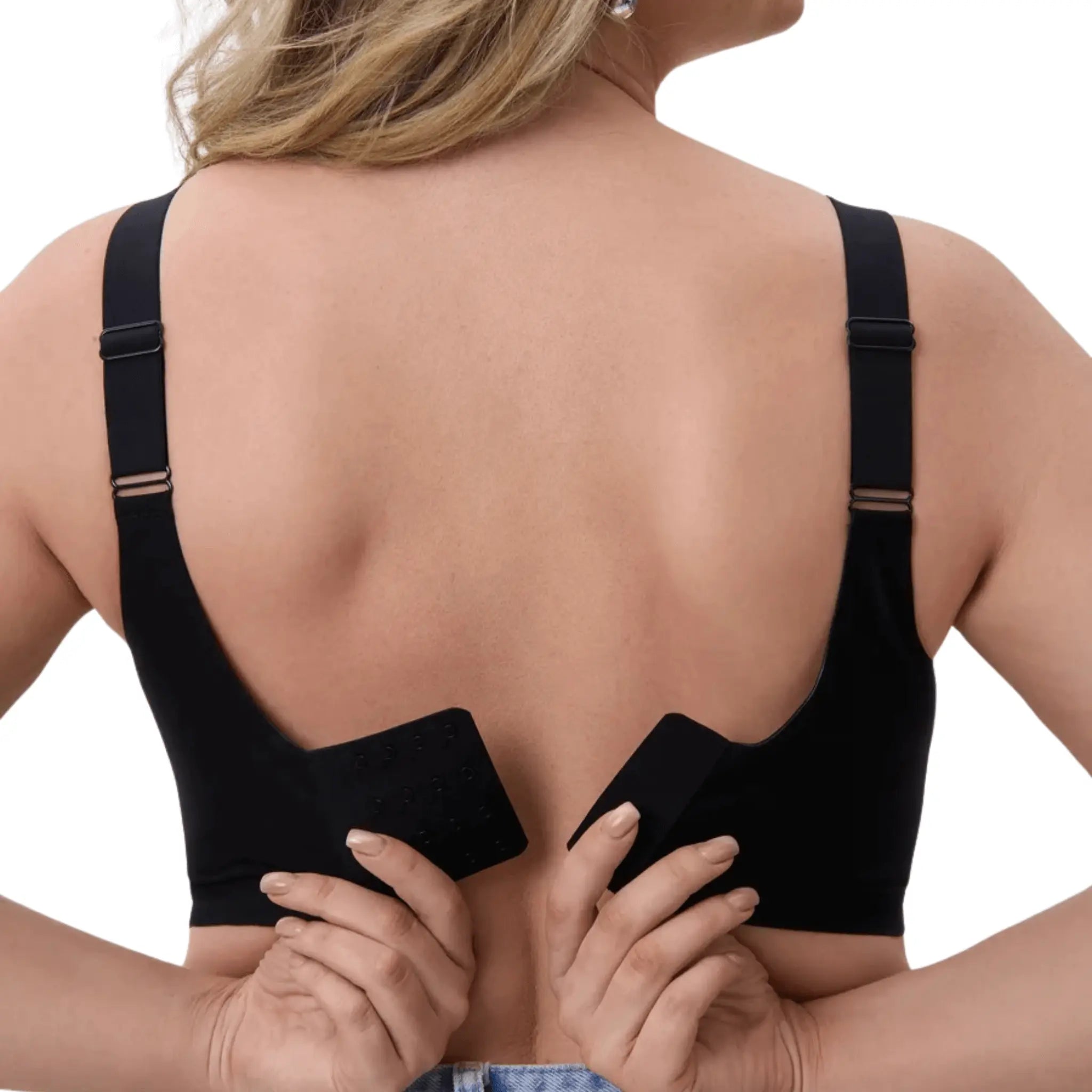 Mulher abrindo o fecho de colchetes do soutien preto nas costas.