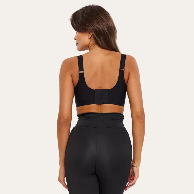 Modelo a usar o Soutien Savia Preto visto de costas, cobertura alta, alças largas e fecho traseiro com quatro níveis.