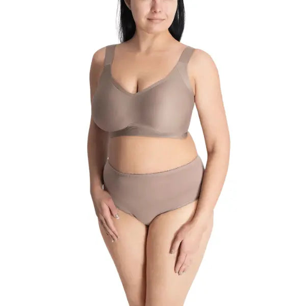 Modelo a usar soutien Sculpt nude redutor sem aro, combinado com cueca nude.