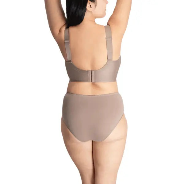 Modelo de costas usando o soutien Sculpt nude e cueca cintura alta nude.